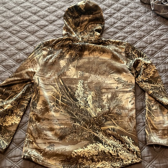 🦌Realtree Hoodie with neck gator 🦌 - Picture 6 of 8